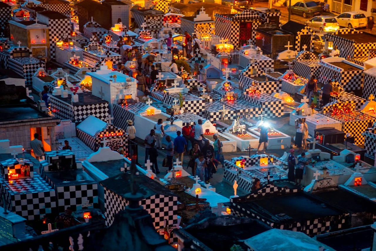 Guadeloupe. Mortalité. L'importance des rituels de décès pour la fête des morts et le deuil.