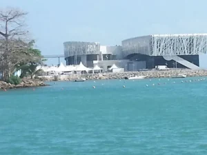 Mémorial ACTe Guadeloupe vu de loin, face à la mer, à Pointe-à-Pitre