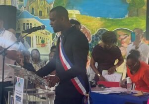 Fabrice Minatchy en costume le nouveau maire de St claude