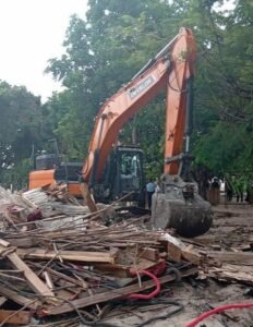 Buldozer de démolition du Kabana Beach à Port-Louis