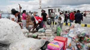 Déchargement de l’aide humanitaire du navire Granma 2.0 dans le port de La Havane, 24 mars 2026.