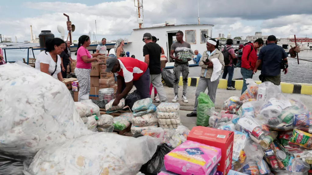 Déchargement de l’aide humanitaire du navire Granma 2.0 dans le port de La Havane, 24 mars 2026.