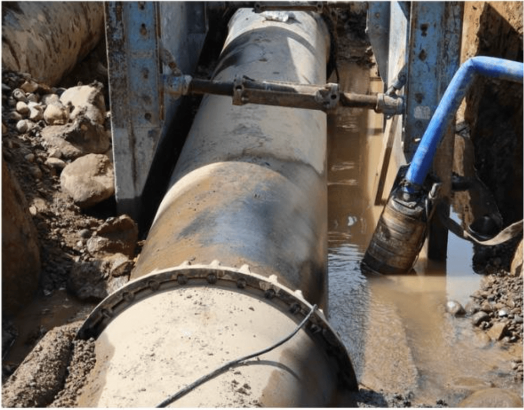 canalisation d’eau endommagée en Guadeloupe illustrant la crise des réseaux d’eau potable