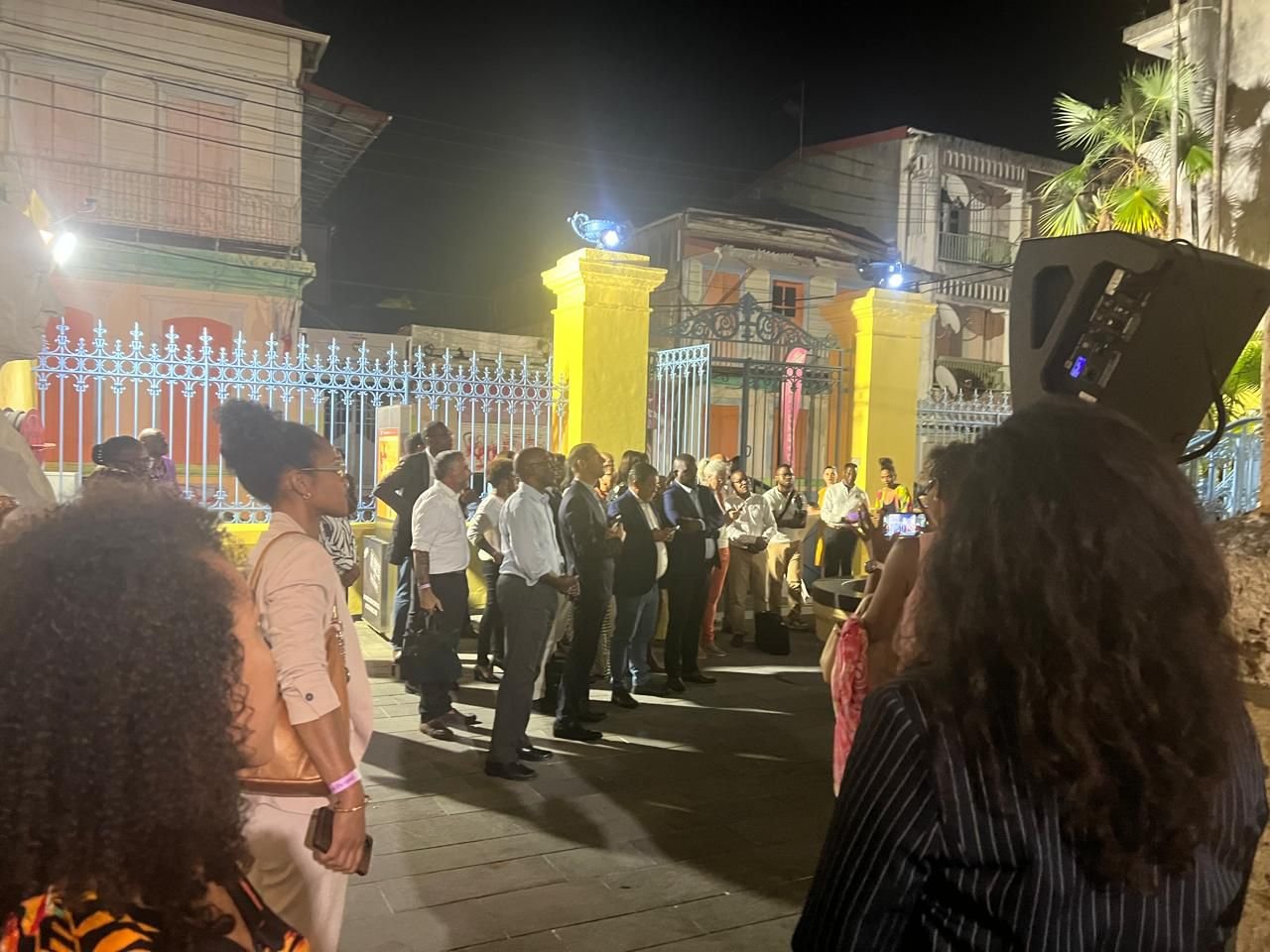 Groupe de participants et partenaires devant l'entrée de l'événement Musarth-France Travail en Guadeloupe.