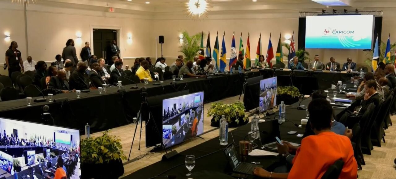 Le Premier ministre de Saint-Kitts-et-Nevis, Terrance Drew, s’adresse à la presse lors d’une conférence de presse de la CARICOM à l’issue du 50e sommet des chefs d’État.