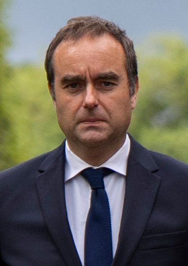 Sébastien Lecornu, alors ministre français des Armées, lors de la cérémonie du 81e anniversaire du Débarquement en Normandie, juin 2025.