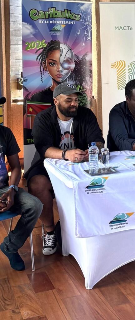 Intervenant lors de la conférence de presse du festival Caribulles 2026 en Guadeloupe devant l’affiche IA BD-Manga