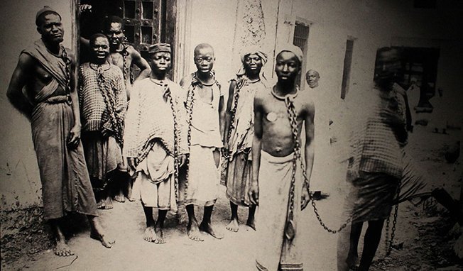 Captifs sur le marché aux esclaves de Zanzibar, Afrique, deuxième tiers du XIXe siècle – domaine public