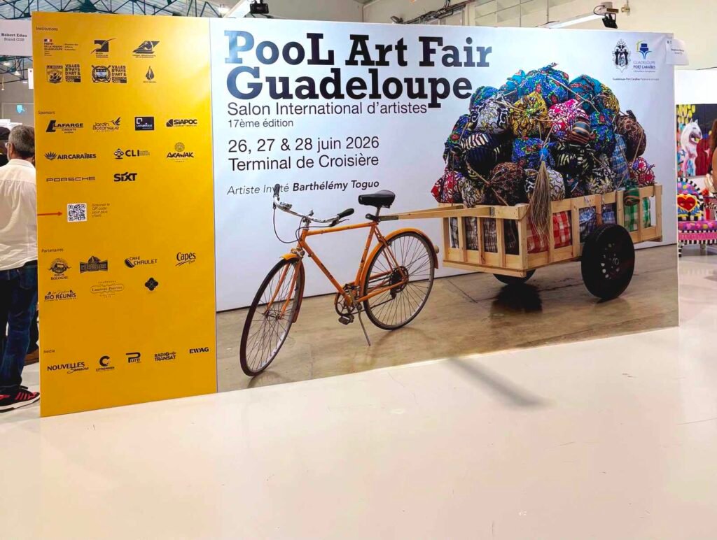 Œuvre de Barthélémy Toguo, invité de la Pool Art Fair Guadeloupe, triporteur chargé de tissus colorés