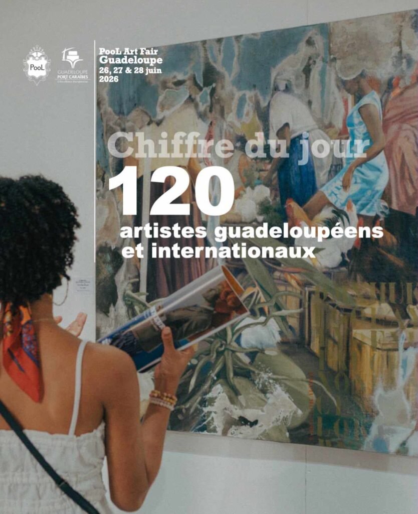 Visiteuse devant une œuvre exposée à la Pool Art Fair Guadeloupe, 120 artistes présents