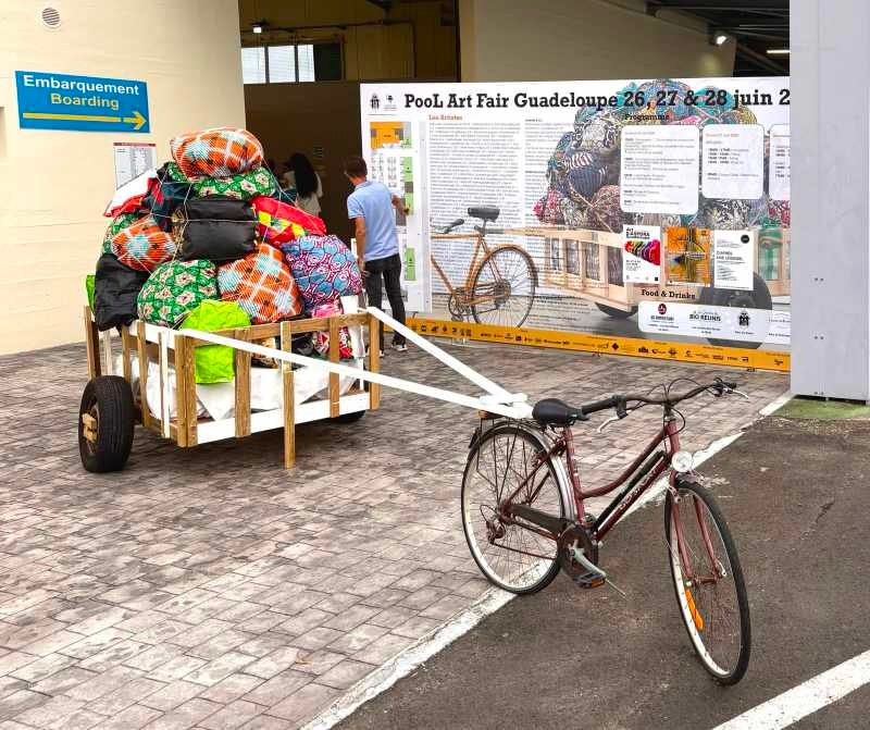 Triporteur artistique de Barthélémy Toguo installé près du terminal de croisière, Pool Art Fair Guadeloupe