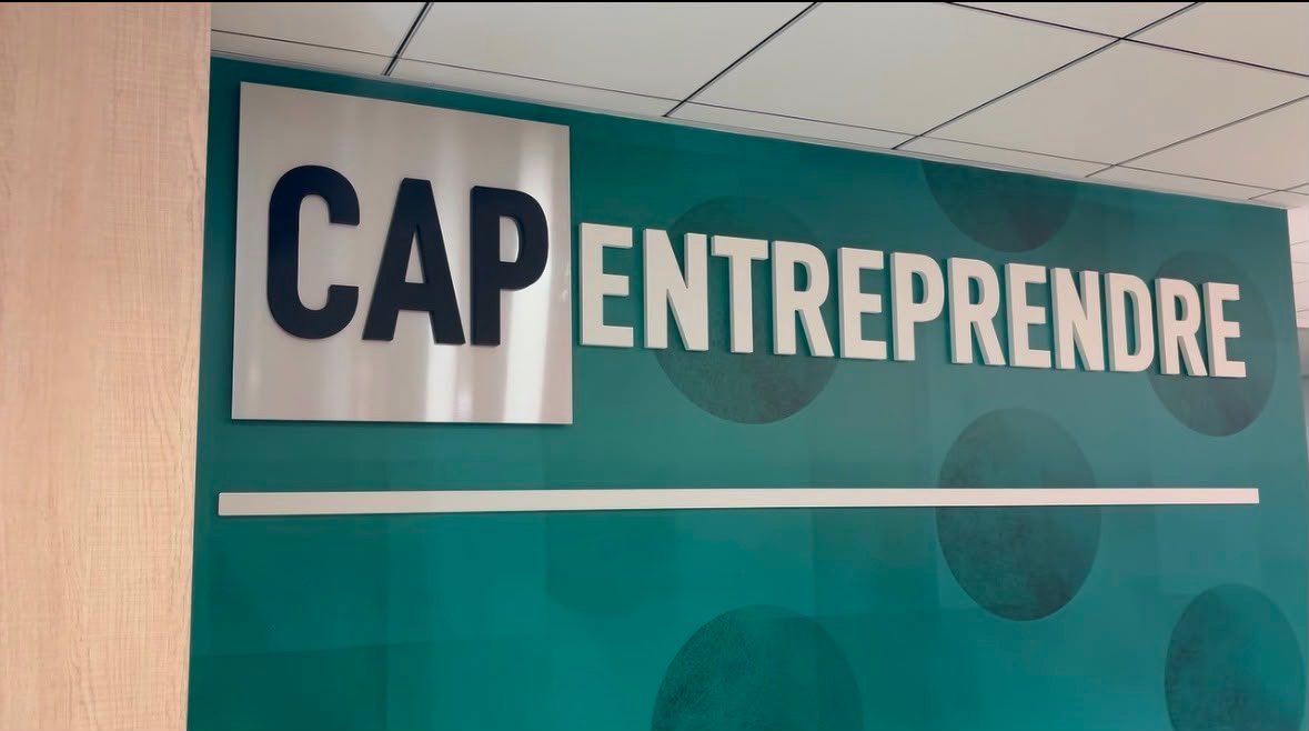 Logo Cap Entreprendre Guadeloupe sur un mur des nouveaux bureaux à Jarry