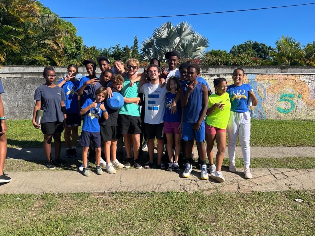Alt : Élèves de Génie en Herbe Guadeloupe fêtant leur réussite au bac 2026