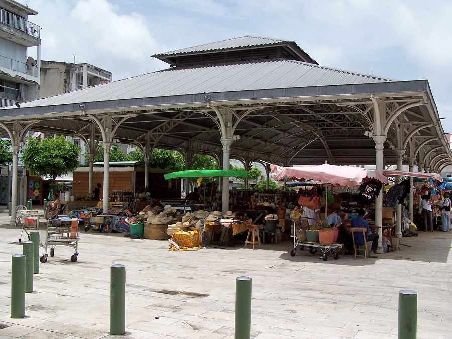 Étals du marché central couvert de Pointe-à-Pitre en Guadeloupe, épices et produits locaux