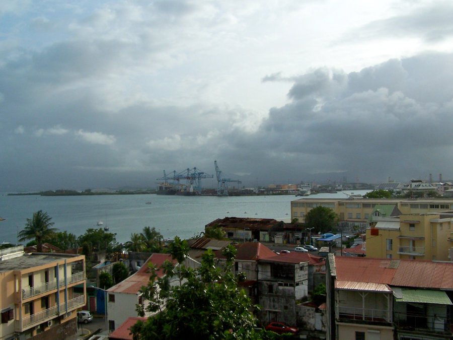 Vue générale du port de commerce de Pointe-à-Pitre en Guadeloupe, quais et zone d'importation