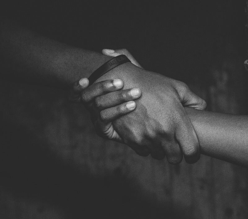 Mains liées, symbole du lien de voisinage en Guadeloupe