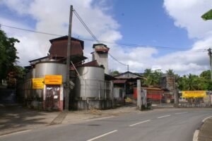 Distillerie Montebello en Guadeloupe et logo de l'Alyans Nasyonal Gwadloup (ANG)