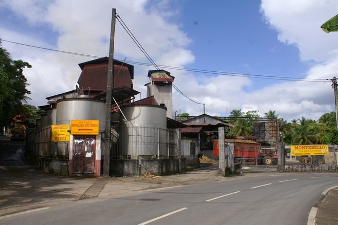 Distillerie Montebello en Guadeloupe et logo de l'Alyans Nasyonal Gwadloup (ANG)