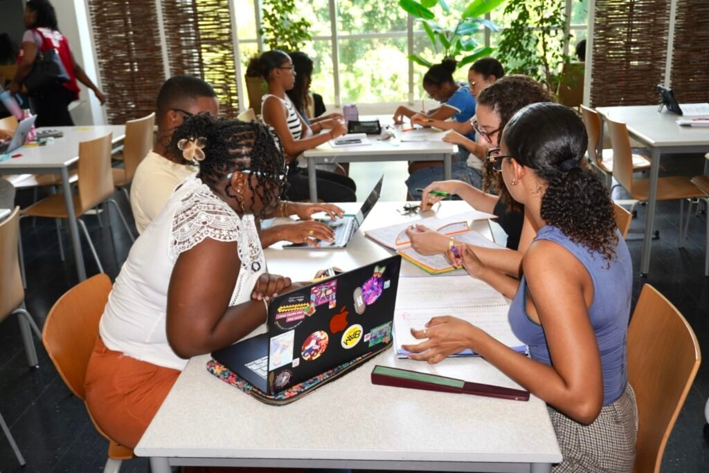 Étudiants de l'université des Antilles en groupe de travail à la bibliothèque de Fouillole