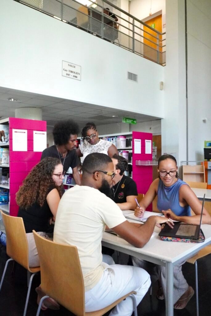 Étudiants réunis dans la salle Guy Tirolien de la bibliothèque universitaire de Fouillole