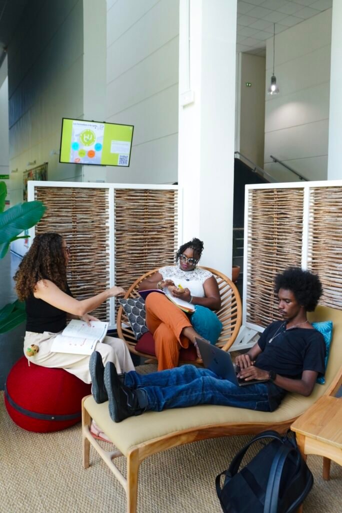 Étudiants échangent dans un espace détente du campus de l'université des Antilles