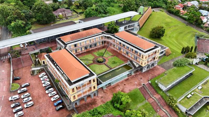 Vue aérienne du campus de St-Claude de l'université des Antilles en Guadeloupe