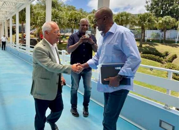 Ary Chalus et Victorin Lurel se serrent la main à l'Hôtel de Région, Guadeloupe