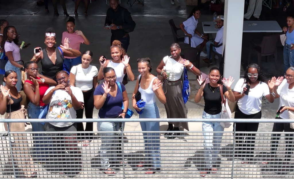 Étudiants de l'université des Antilles saluent lors de la rentrée universitaire en Guadeloupe