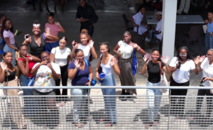 Étudiants de l'université des Antilles saluent lors de la rentrée universitaire en Guadeloupe