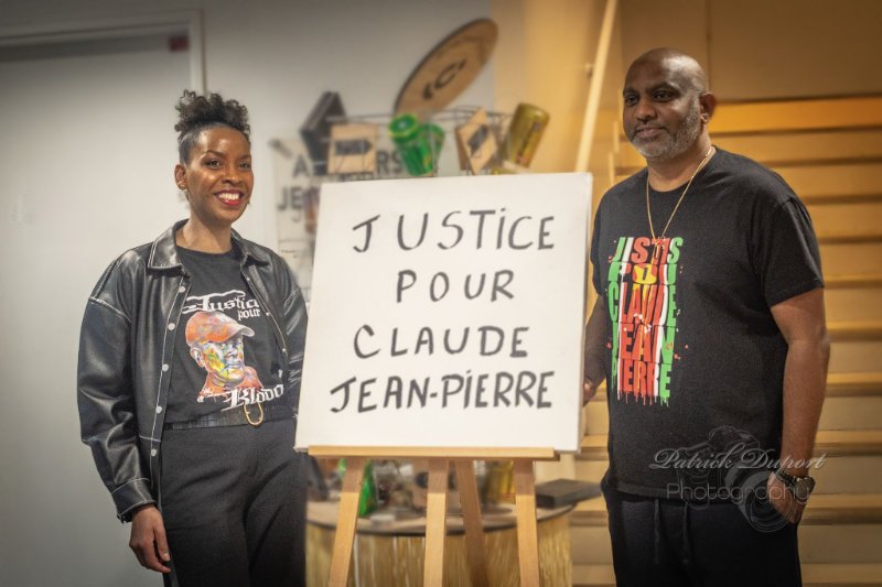 Fatia Alcabelard et Christophe Sinnan posent aux côtés d'un panneau « Justice pour Claude Jean-Pierre », portant des t-shirts imprimés en soutien à Klodo, lors d'une mobilisation en Guadeloupe.