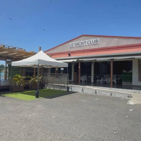 Façade du restaurant Le Yacht Club à Pointe-à-Pitre, menacé de destruction par le Grand Port Autonome