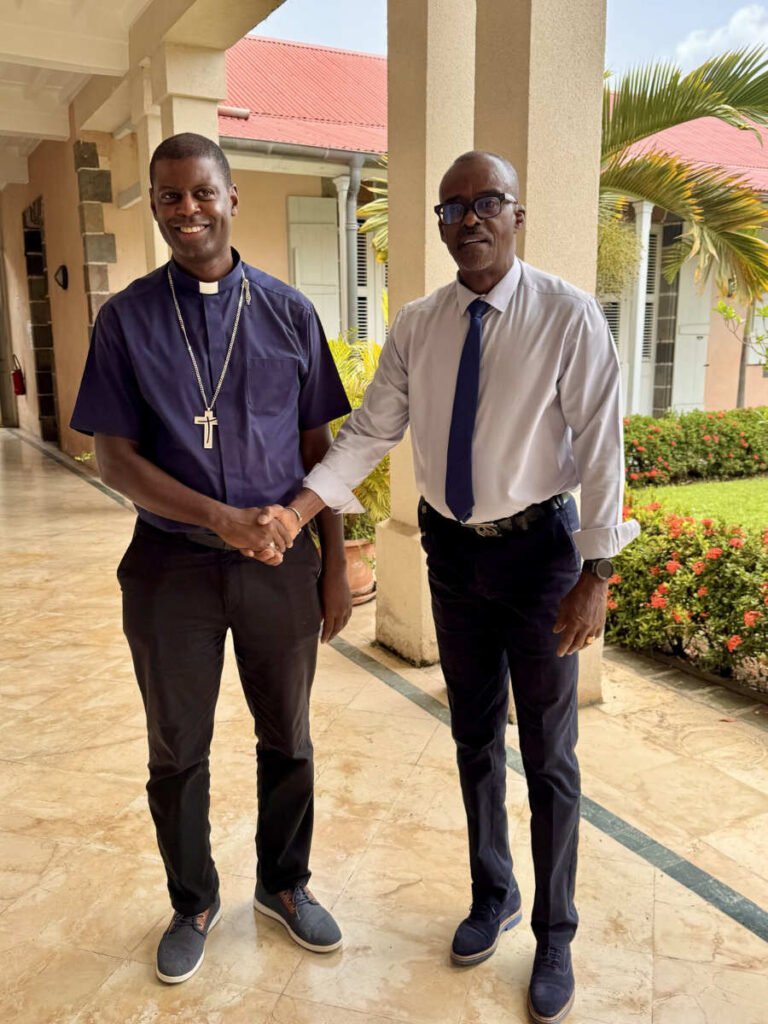 Ary Chalus et Monseigneur Guiougou se serrent la main à l'évêché de Guadeloupe