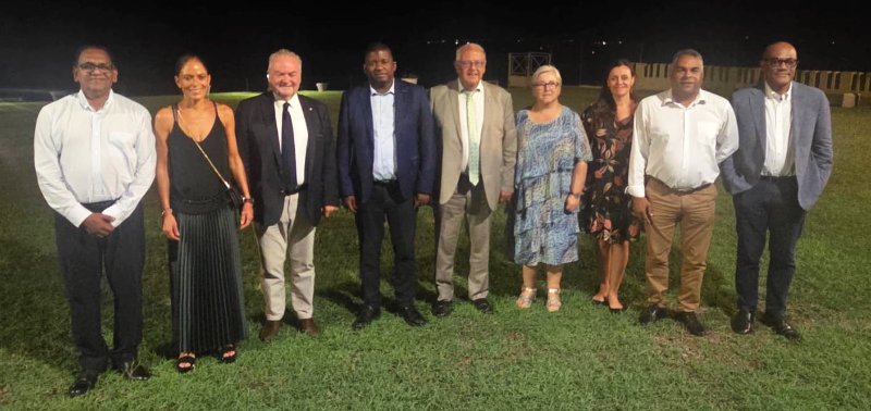 La délégation sénatoriale en Guadeloupe photographiée avec les représentants du Conseil départemental