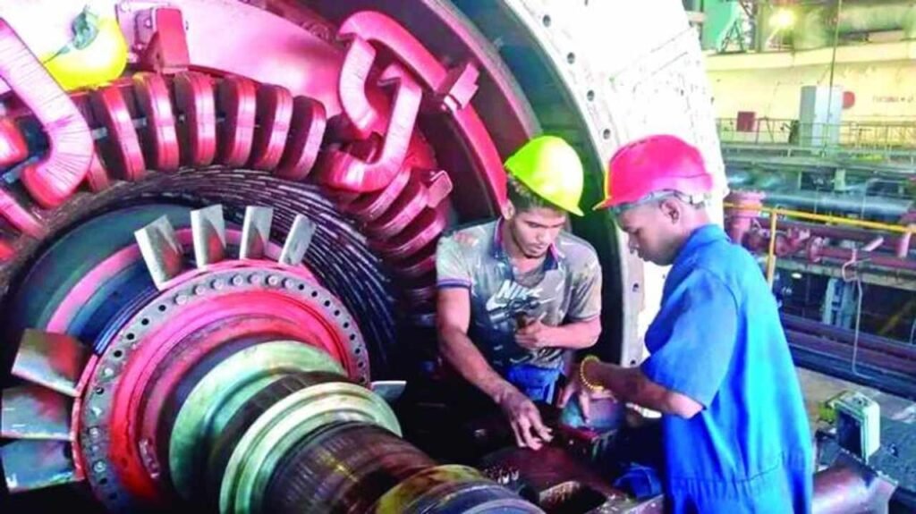 Deux électriciens cubains réparent une turbine de centrale, malgré le blocus de Cuba