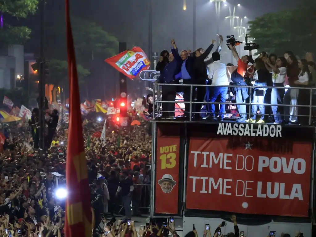 UPLG réélection Lula : Lula salue ses électeurs à São Paulo