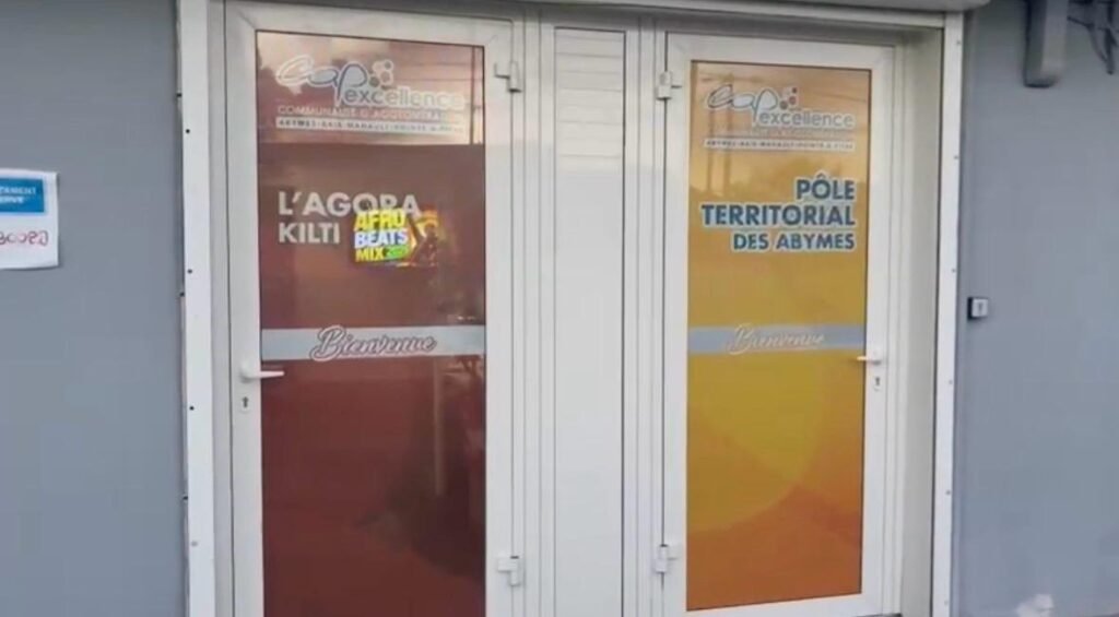 Entrée de l’Agora Kilti, espace culturel de Cap Excellence aux Abymes, lieu de la table ronde sur la santé mentale en Guadeloupe