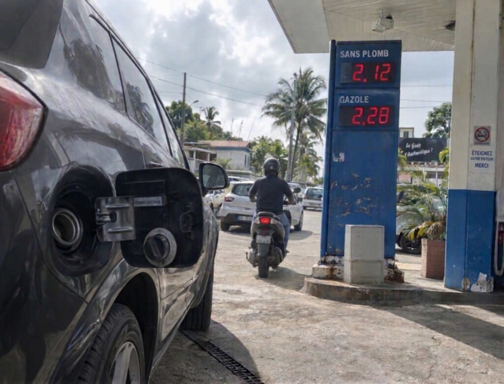 Prix de l’essence Guadeloupe, totem d’une station affichant le sans plomb à 2,12 € et le gazole à 2,28 €