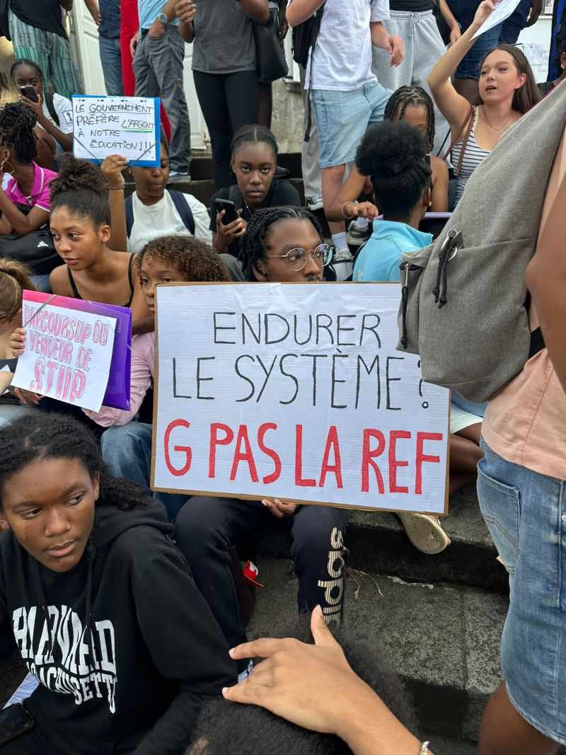 Lycéens mobilisés devant leur établissement lors du blocus